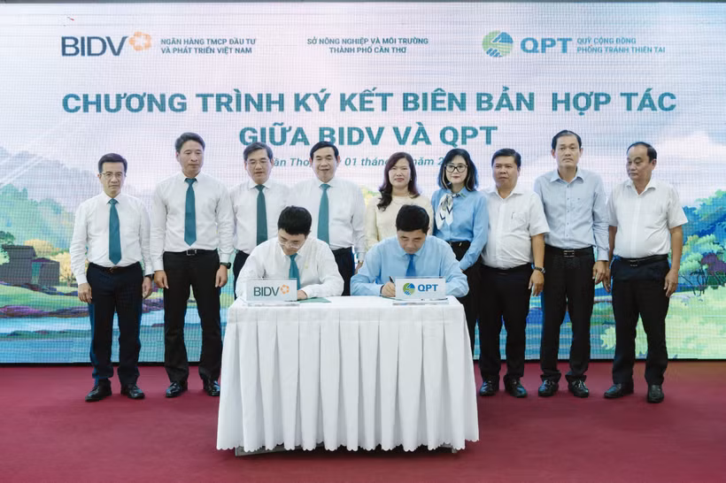 Đại diện Lãnh đạo QPT và BIDV ký kết Biên bản hợp tác. (Ảnh: Vietnam+)