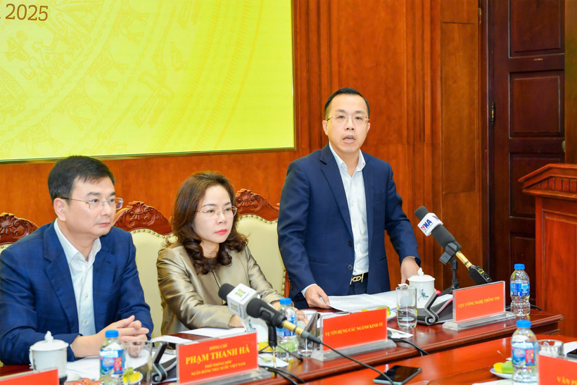 Ông Lê Hoàng Chính Quang, Cục trưởng Cục Công nghệ thông tin thông tin Ngân hàng Nhà nước chia sẻ tại họp báo. (Ảnh: Vietnam+)