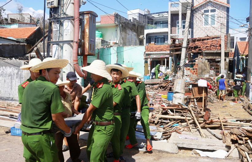 Các hộ dân tại xã Đề Gi bị ảnh hưởng nghiêm trọng do cơn bão số 13