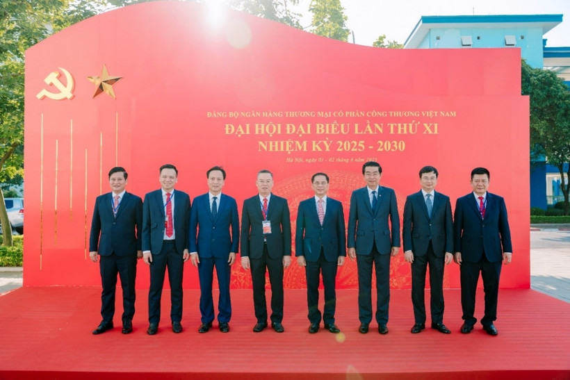 Ông Bùi Thanh Sơn - Ủy viên Ban Chấp hành Trung ương Đảng, Phó Thủ tướng Chính phủ, Bộ trưởng Bộ Ngoại giao chụp ảnh lưu niệm cùng các đại biểu. (Ảnh: Vietnam+)