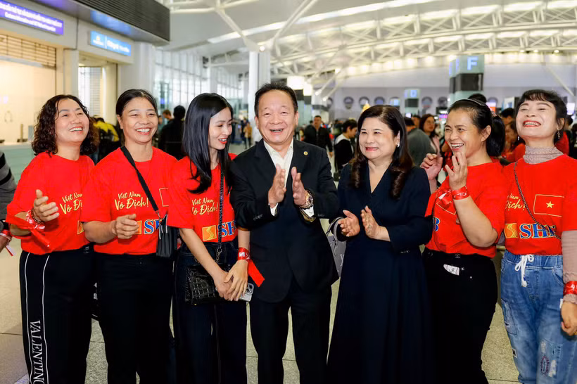 Chủ tịch Hội đồng quản trị SHB Đỗ Quang Hiển chia vui cùng gia đình các cầu thủ. (Ảnh: Vietnam+)