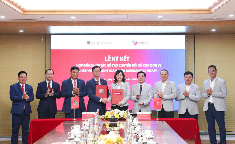 Đại diện Agribank và VNPAY ký kết hợp tác triển khai gói giải pháp chuyển đổi số cho hộ kinh doanh. (Ảnh: Vietnam+)