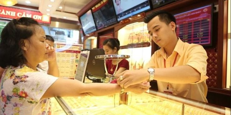 Kể từ ngày 10/10, giao dịch vàng miếng và vàng nhẫn sẽ áp dụng quy định mới. (Ảnh: Vietnam+)