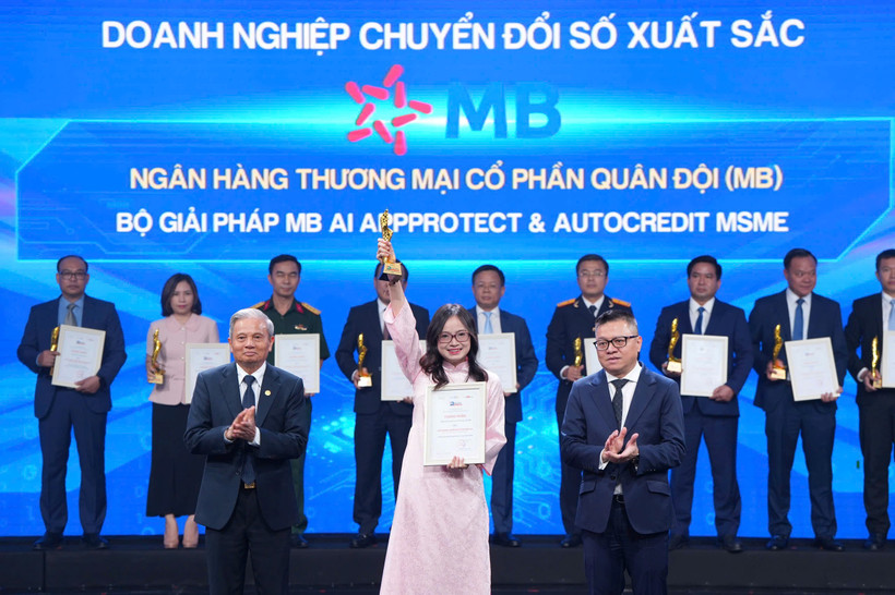 Đại diện MB, bà Phạm Thị Kim Phượng – Giám đốc dự án Nhà máy số Doanh nghiệp lên nhận giải thưởng. (Nguồn: Vietnam+)