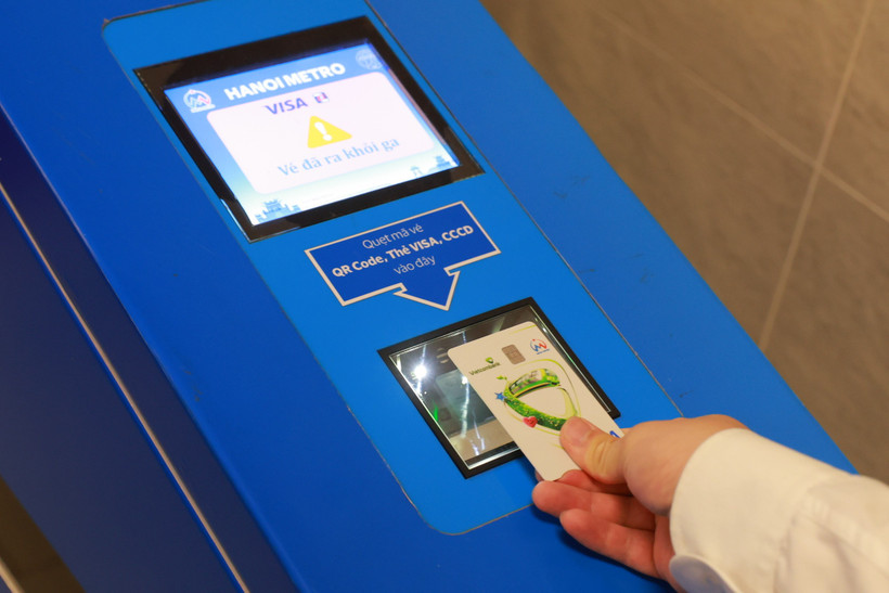 Thẻ Vietcombank Visa MeGO có thể được đăng ký dễ dàng qua VCB Digibank, tích hợp vào Apple Pay hay Google Pay để thanh toán vé tàu nhanh chóng. (Ảnh: Vietnam+)