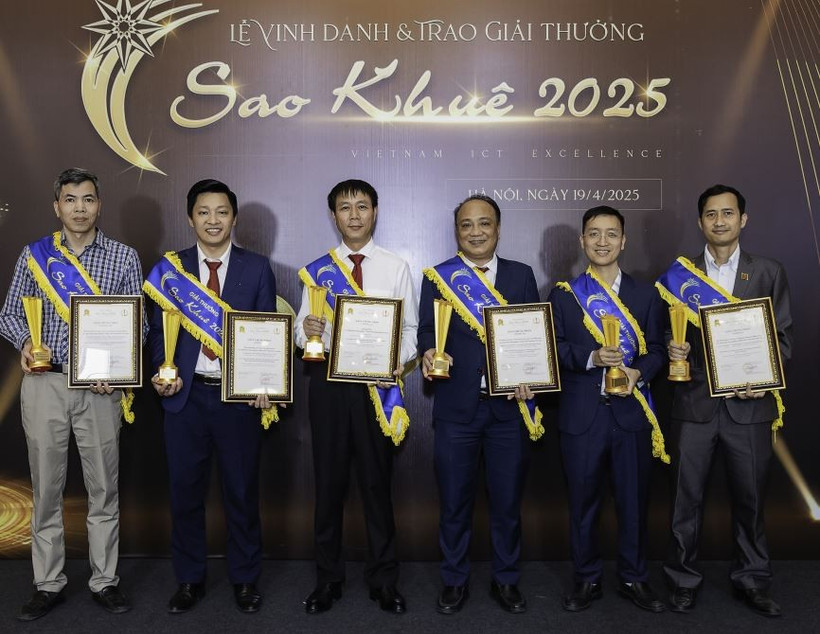 Đại diện Agribank nhận Cup và chứng nhận sản phẩm xuất sắc của ngành phần mềm , công nghệ thông tin Việt Nam - Giải thưởng Sao Khuê 2025. (Ảnh: Vietnam+)