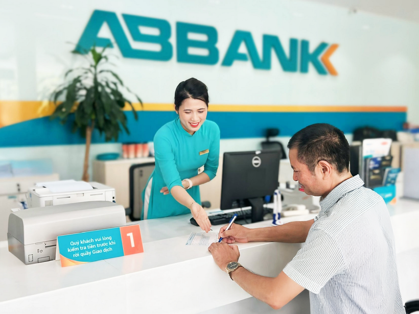 ABBANK tiếp sức hỗ trợ khách hàng nhanh chóng phục hồi sau bão với mức giảm lãi suất lên đến 2,8%/năm dành cho khách hàng cá nhân, và hỗ trợ tới 1,5%/năm dành cho khách hàng doanh nghiệp vừa và nhỏ. (Ảnh: Vietnam+)