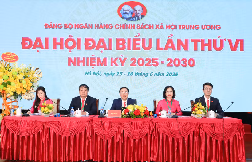 Đoàn Chủ tịch điều hành Đại hội. (Ảnh: Vietnam+)