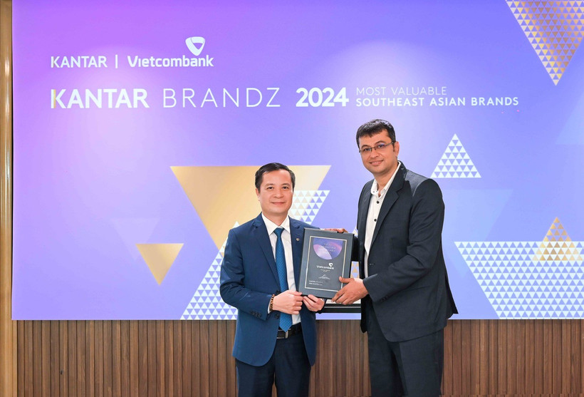 Đại diện Vietcombank, ông Lê Hoàng Tùng - Phó Tổng Giám đốc (bên trái) nhận chứng nhận “Top 30 thương hiệu giá trị nhất Đông Nam Á” từ đại diện Kantar, ông Sumit Kamra - Giám đốc Phát triển Chiến lược Kantar Insights. (Ảnh: Vietnam+)