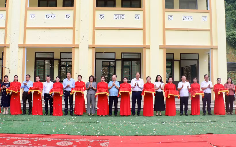 Các đại biểu cắt băng khánh thành công trình trường Tiểu học Vĩnh Quang, xã Lý Bôn - Cao Bằng. (Ảnh: Vietnam+)