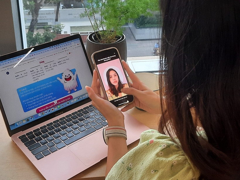 Khách hàng xác thực tài khoản (eKYC) với giải pháp Cake Face Authen. (Ảnh: Vietnam+)