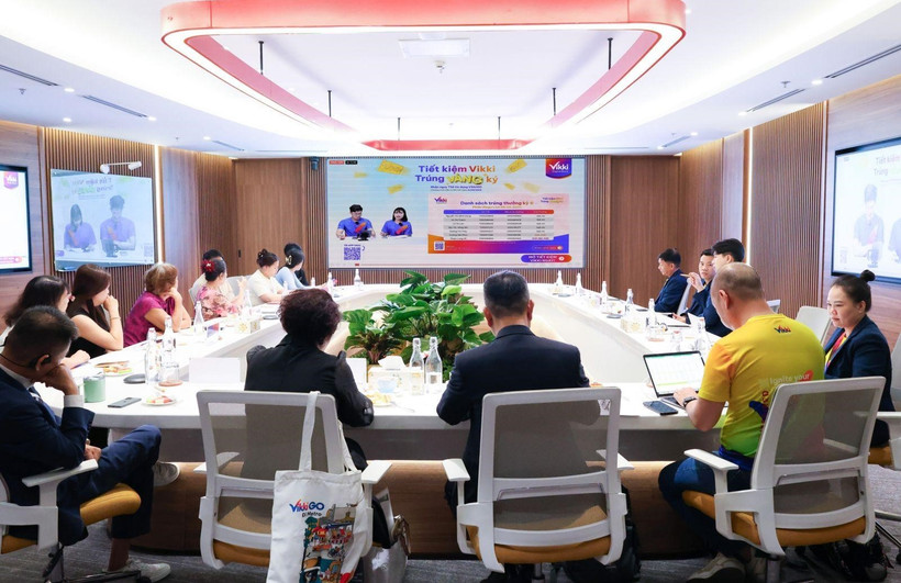 Toàn cảnh buổi livestream thứ 6 - buổi cuối cùng chương trình “Tiết kiệm Vikki, Trúng vàng ký”. (Ảnh: Vietnam+)