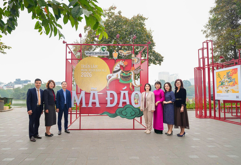 Đại diện Vietcombank, ông Lê Hoàng Tùng - Phó Tổng Giám đốc (thứ 3 từ trái sang) và bà Nguyễn Hồng Trang - Phó Chủ tịch thường trực UBND phường Hoàn Kiếm (thứ 4 từ phải sang), cùng đại biểu 2 đơn vị khai mạc triển lãm ngày 15/01/2026. (Ảnh: Vietnam+)