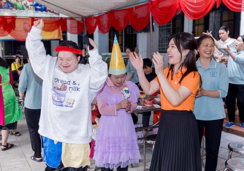 Niềm vui sướng hồn nhiên và rạng rỡ của các em đã thắp sáng cả một ngày đặc biệt. (Ảnh: Vietnam+)