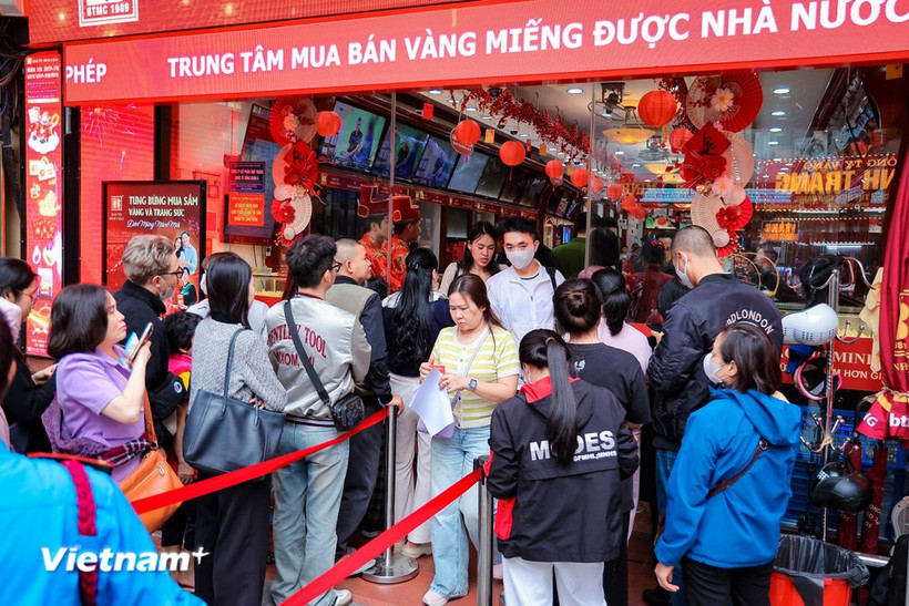 Nhiều người dân xếp hàng từ sáng sớm mua vàng ngày Vía Thần Tài. (Ảnh: Vietnam+)