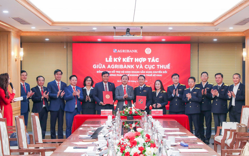 Agribank và Cục Thuế tổ chức Lễ ký kết hợp tác đồng hành hỗ trợ hộ kinh doanh chuyển đổi từ thuế khoán sang thuế kê khai. (Ảnh: Vietnam+)