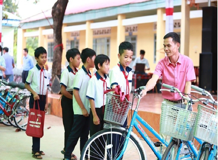 Agribank trao tặng quà cho chương trình “Gieo mầm tri thức”. (Ảnh: Vietnam+)