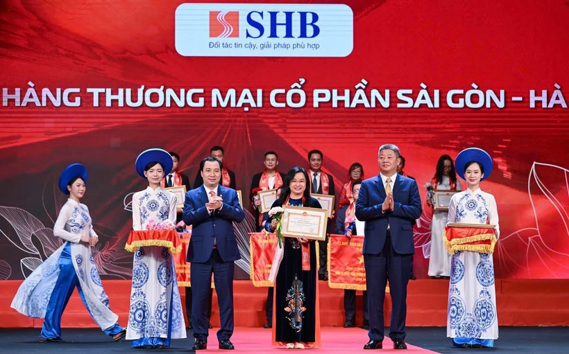 Tổng Giám đốc SHB Ngô Thu Hà đại diện ngân hàng nhận Bằng khen. (Ảnh: Vietnam+)