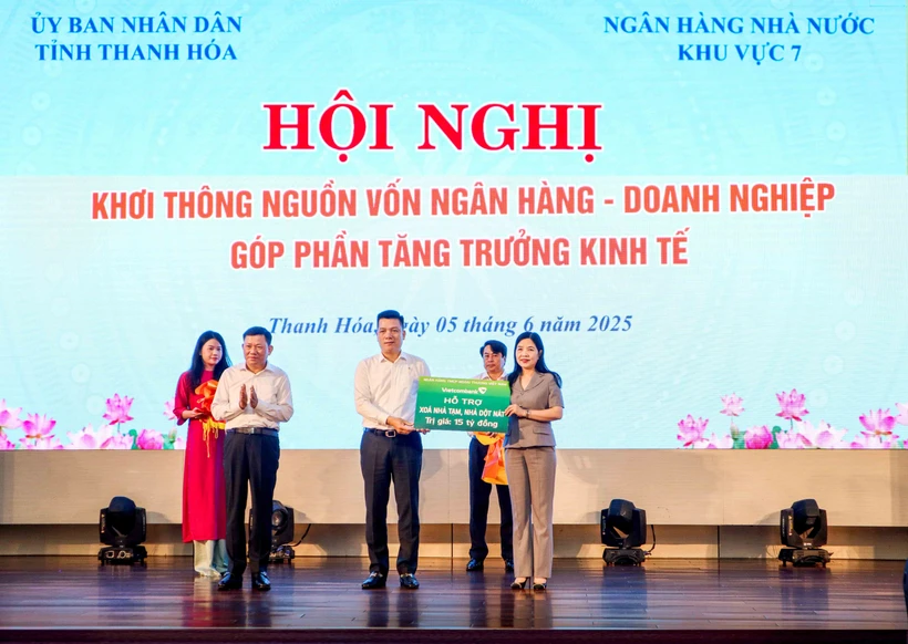 Đại diện Vietcombank, ông Hồ Văn Tuấn - Phó Tổng Giám đốc trao bảng tượng trưng tặng gói an sinh xã hội trị giá 15 tỷ đồng cho tỉnh Thanh Hóa. (Ảnh: Vietnam+)