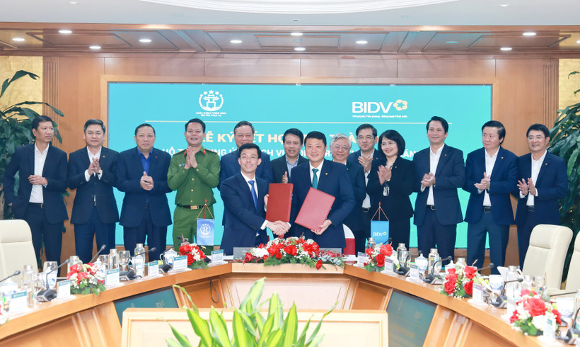 Lãnh đạo BIDV và Trung tâm phục vụ hành chính công thành phố Hà Nội ký kết thỏa thuận hợp tác toàn diện giai đoạn 2025-2030. (Ảnh: Vietnam+)