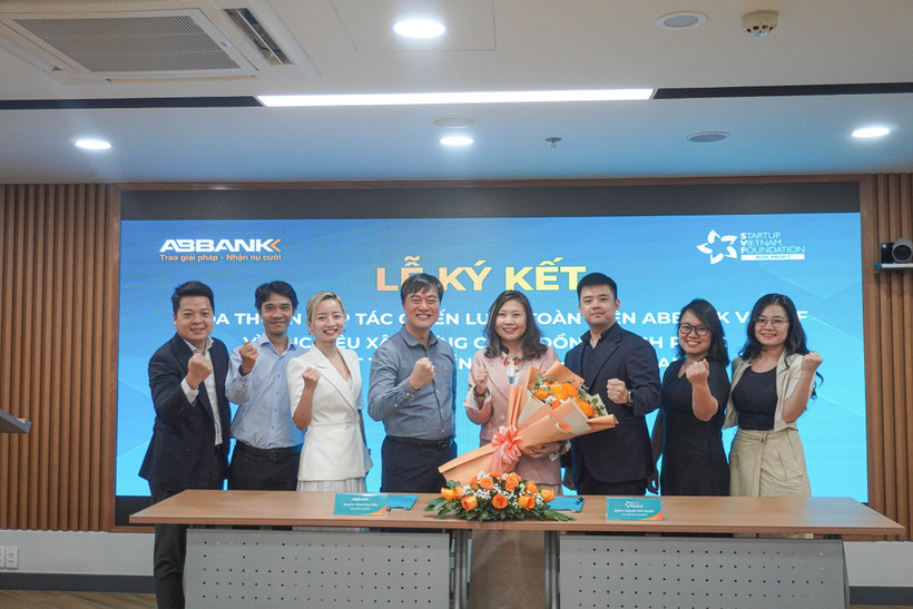ABBANK và SVF ký thỏa thuận hợp tác Chiến lược toàn diện, phối hợp triển khai cung cấp những hình thức hỗ trợ, thúc đẩy các mô hình kinh doanh bền vững cho doanh nghiệp và các hộ gia đình, đặc biệt là tại các di sản làng nghề truyền thống, từ đó nâng cao chất lượng cuộc sống cộng đồng, tạo sinh kế, đóng góp vào sự phát triển chung của Việt Nam. (Ảnh: Vietnam+)
