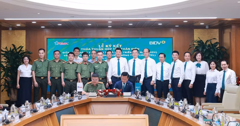 Đại tá Lương Đức Minh - Chủ tịch GTEL và ông Hoàng Việt Hùng - Tổng Giám đốc BIDV ký kết Thỏa thuận hợp tác toàn diện. (Ảnh: Vietnam+)
