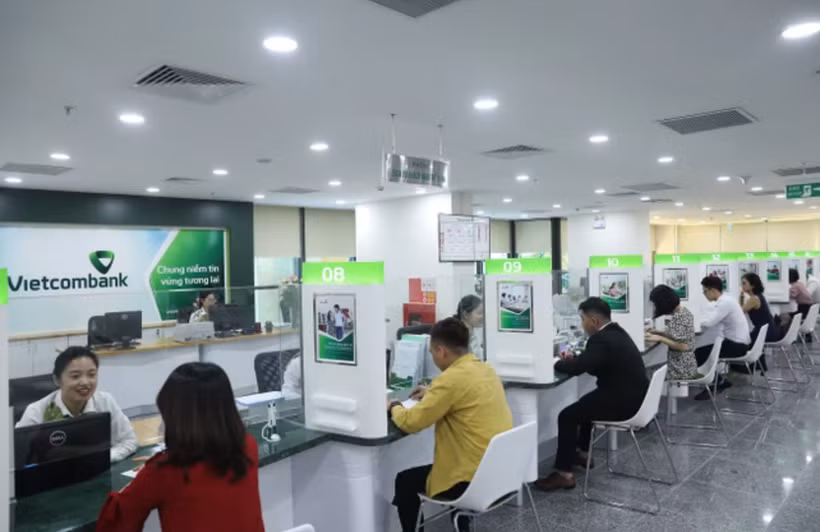 Vietcombank giảm 2% lãi suất cho vay hỗ trợ khách hàng bị thiệt hại bão, lũ. (Ảnh: Vietnam+)