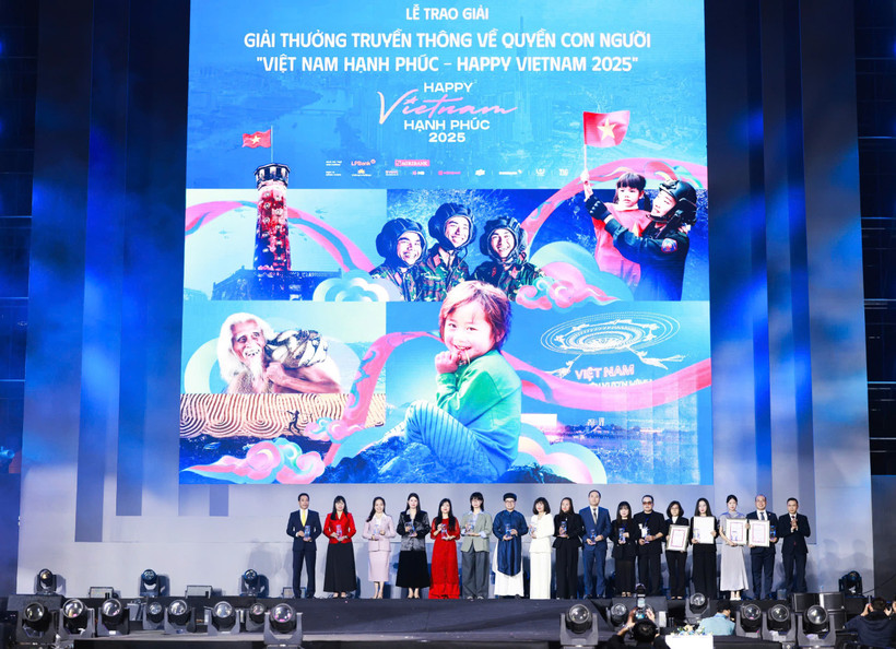 آقای نگوین ون نگوک (سمت چپ)، رئیس دفتر اداری، نماینده LPBank، مدال یادبود برنامه جشنواره شادی ویتنام را دریافت کرد. (عکس: ویتنام+)