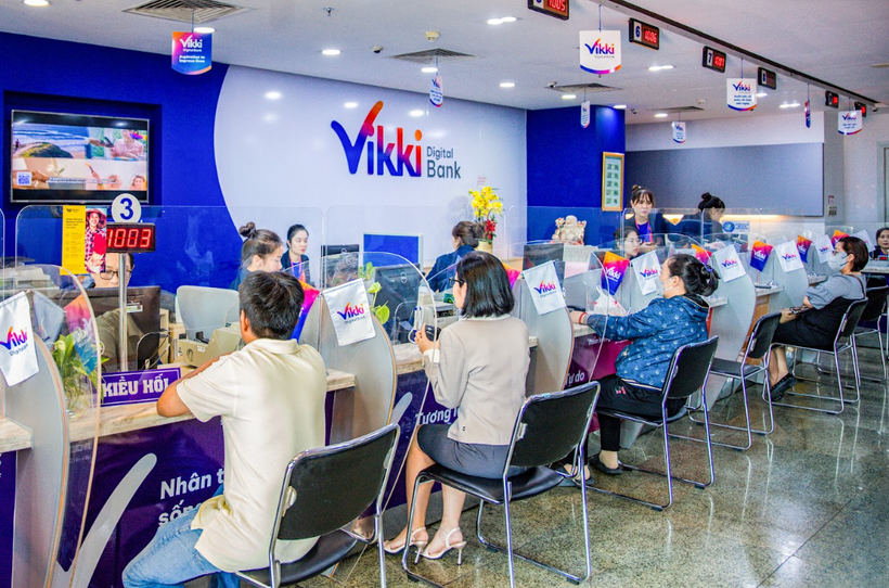 Khách hàng giao dịch ngày đầu tiên tại Ngân hàng Số Vikki. (Ảnh: Vietnam+)