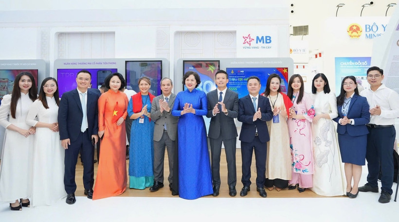 Thống đốc NHNN Nguyễn Thị Hồng chụp ảnh lưu niệm cùng lãnh đạo và cán bộ MB tại Triển lãm thành tựu đất nước A80. (Ảnh: Vietnam+)