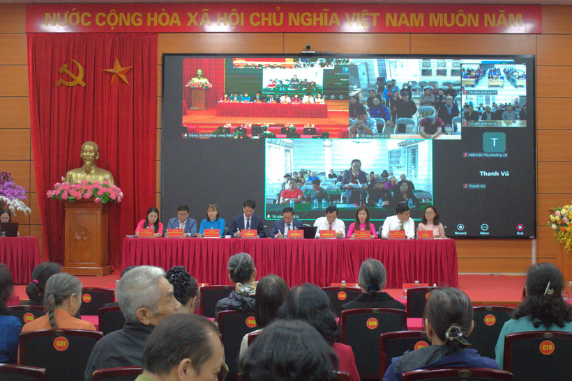 Người ứng cử đại biểu Hội đồng Nhân dân nghe và chuẩn bị trả lời câu hỏi trong Hội nghị tiếp xúc cử tri, phường Long Biên, Hà Nội. (Ảnh: Minh Anh/Vietnam+)