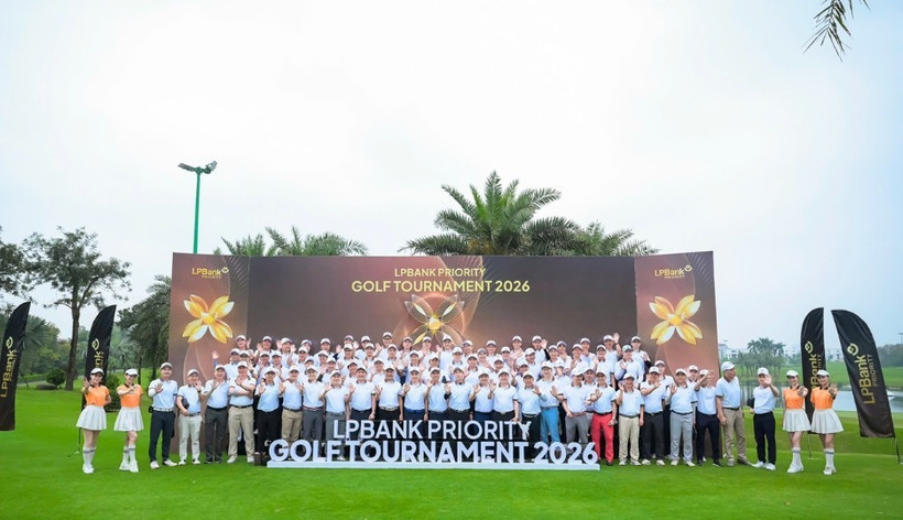Các đại biểu chụp ảnh lưu niệm tại LPBank Priority Golf Tournament 2026. (Ảnh: Vietnam+)