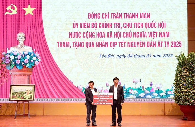 Đại diện Agribank, đồng chí Phạm Đức Tuấn - Thành viên HĐTV, Chủ tịch Công đoàn Agribank đã trao 500 triệu đồng hỗ trợ người dân và lực lượng vũ trang tại địa bàn tỉnh Yên Bái. (Ảnh: Vietnam+)