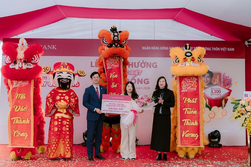 Ông Đỗ Đức Thành - Phó Tổng Giám đốc Agribank và Bà Nguyễn Thị Dung – Giám đốc NHNN Chi nhánh KV 6 trao giải cho khách hàng Bùi Thị Lan. (Ảnh: Vietnam+)