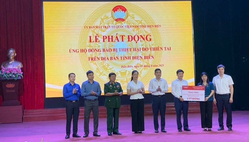 Ngày 5/8/2025, Agribank trao tặng kinh phí 2 tỷ đồng cho Ủy ban Mặt trận Tổ quốc Việt Nam tỉnh Điện Biên ủng hộ đồng bào bị thiệt hại do thiên tai trên địa bàn tỉnh. (Ảnh: Vietnam+)