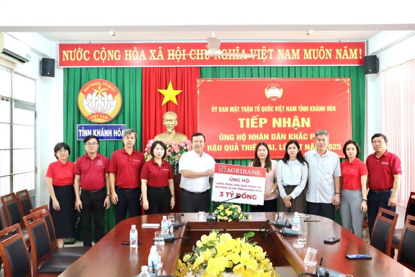 Đại diện Agribank, ông Nguyễn Tiến Trường - Trưởng Văn phòng đại diện khu vực Miền trung trao ủng hộ tỉnh Khánh Hòa. (Ảnh: Vietnam+)