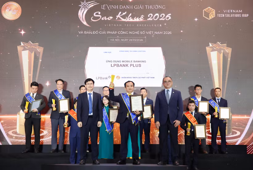 Ông Đặng Công Hoàn, Phó Tổng giám đốc Ngân hàng TMCP Lộc Phát Việt Nam, đại diện Ngân hàng nhận giải thưởng Sao Khuê 2026. (Ảnh: Vietnam+)