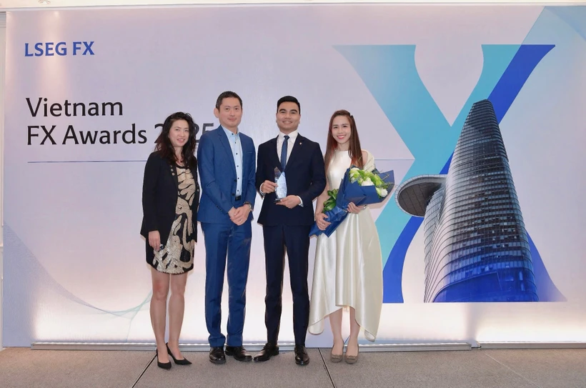 Đại diện Vietcombank (thứ 1 và thứ 2 từ phải sang) nhận giải thưởng FXall Taker. (Ảnh: Vietnam+)