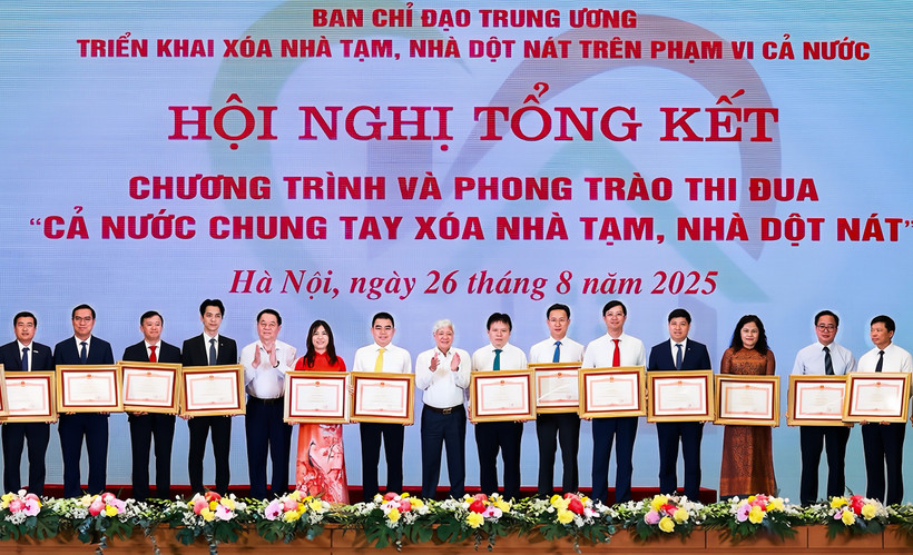 HDBank nhận Bằng khen của Thủ tướng trong chương trình xóa nhà tạm, dột nát. (Ảnh: Vietnam+)