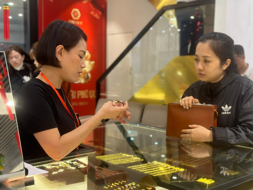 Giá vàng trong nước đảo chiều tăng 200.000 đồng, giao dịch ở mức 84,5 triệu đồng. (Ảnh: Vietnam+)