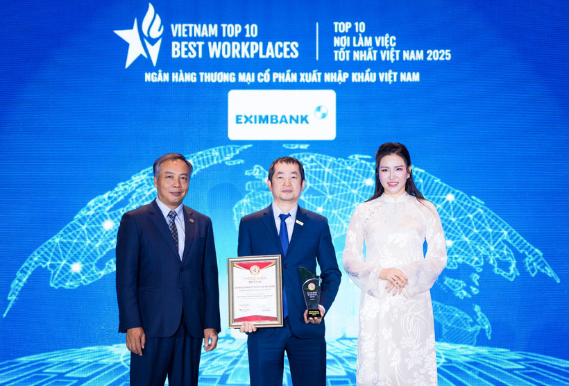 Ông Nguyễn Hướng Minh – Phó TGĐ Eximbank (đứng giữa) nhận giải thưởng “Top 10 nơi làm việc tốt nhất Việt Nam 2025” từ Ban tổ chức. (Ảnh: Vietnam+)