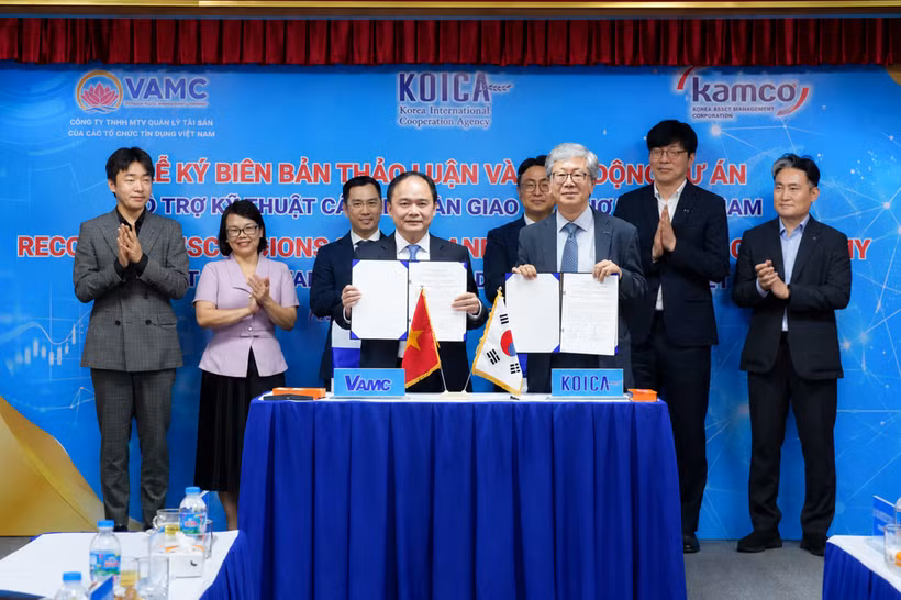 Ông Đặng Đình Thích, quyền Tổng Giám đốc VAMC và ông Lee Byung-hwa - Giám đốc Quốc gia KOICA tại Việt Nam ký kết Biên bản thảo luận và khởi động dự án hỗ trợ kỹ thuật “Cải tiến Sàn giao dịch nợ tại Việt Nam.” (Ảnh: Vietnam+)