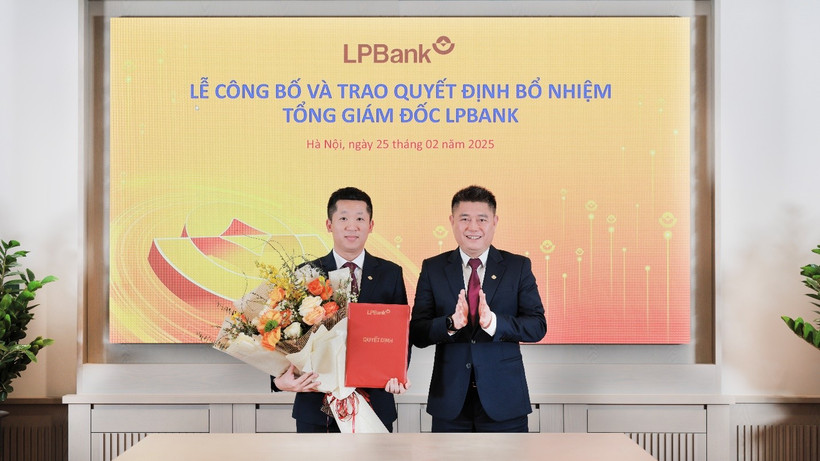 Ông Nguyễn Đức Thụy – Chủ tịch Hội đồng quản trị LPBank (phải) trao quyết định bổ nhiệm cho ông Vũ Quốc Khánh – Tổng Giám đốc LPBank. (Ảnh: Vietnam+)
