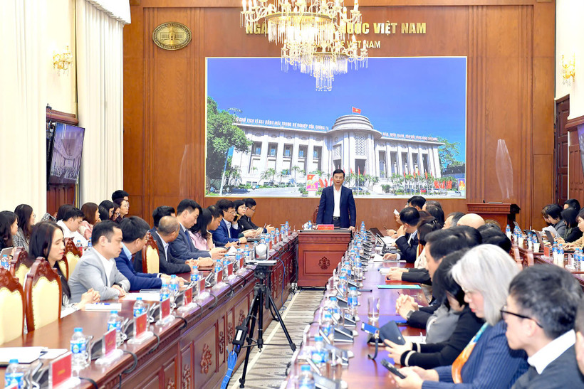 Các đại biểu tham dự tại cuộc họp trực tuyến về thực hiện các giải pháp ổn định mặt bằng lãi suất. (Ảnh: Vietnam+)