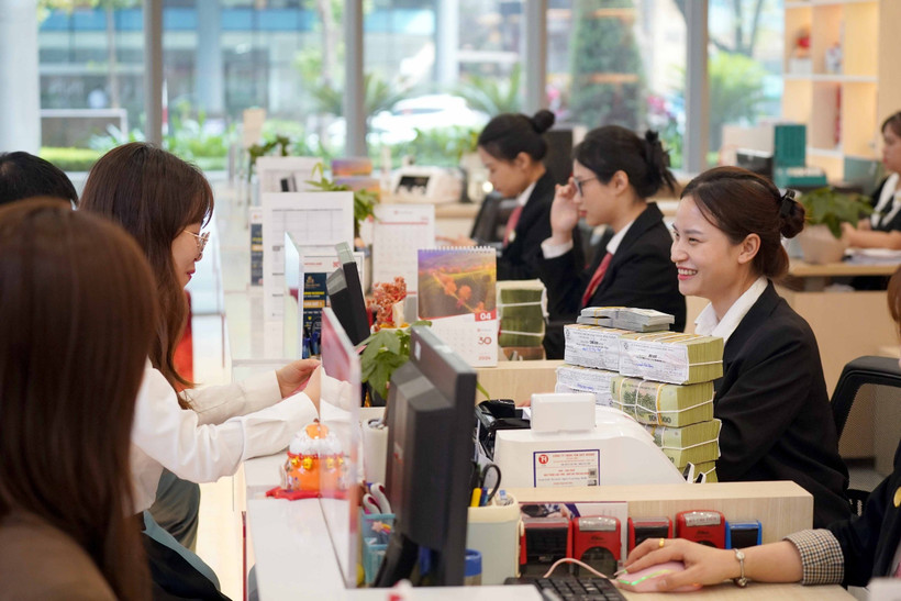 Nhiều ngân hàng dành gói ưu đãi cho khách hàng vay mua nhà. (Ảnh: Vietnam+)