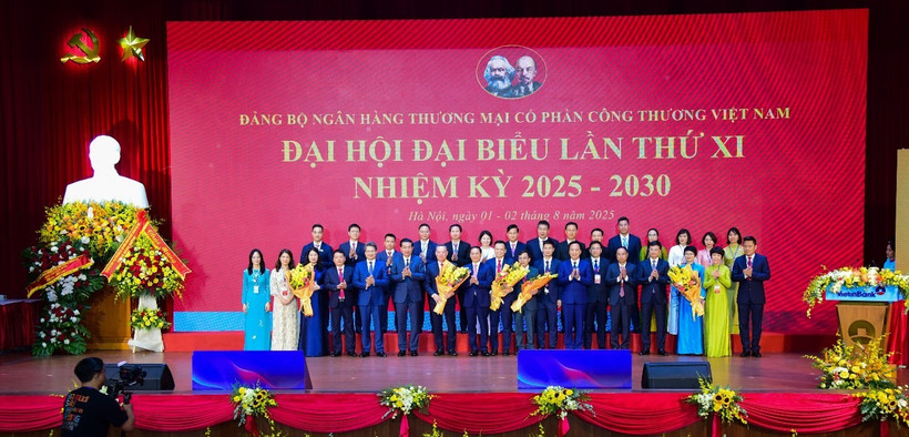 Ông Bùi Thanh Sơn - Ủy viên Ban Chấp hành Trung ương Đảng, Phó Thủ tướng Chính phủ, Bộ trưởng Bộ Ngoại giao cùng các đồng chí Lãnh đạo Đảng ủy Chính phủ, Ngân hàng Nhà nước Việt Nam tặng hoa chúc mừng 28 đồng chí trúng cử Ban Chấp hành Đảng bộ VietinBank khóa XI, nhiệm kỳ 2025 - 2030. (Ảnh: Vietnam+)