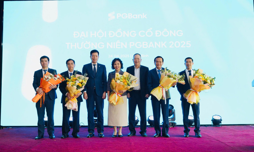 Bà Cao Thị Thúy Nga (thứ 4 từ trái sang) cùng thành viên Hội đồng quản trị PGBank nhiệm kỳ 2025-2030. (Ảnh: Vietnam+)