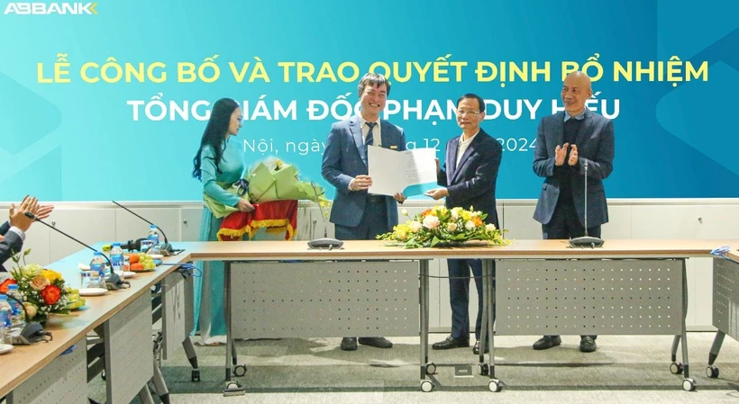 HĐQT ABBANK trao quyết định bổ nhiệm cho ông Phạm Duy Hiếu