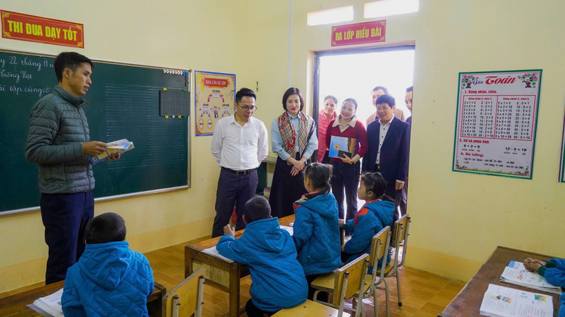 Thầy, trò trong lớp học khang trang của Trường tiểu học thôn Quán Thèn – Công trình do VietinBank tài trợ sửa chữa, nâng cấp. (Ảnh: Vietnam+)