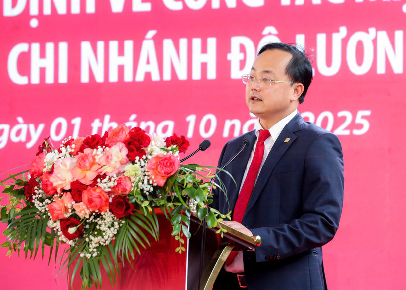 Ông Tô Huy Vũ - Chủ tịch HĐTV Agribank phát biểu chỉ đạo công tác tổ chức sắp xếp mạng lưới hoạt động của các chi nhánh trên địa bàn tỉnh Nghệ An. (Ảnh: Vietnam+)